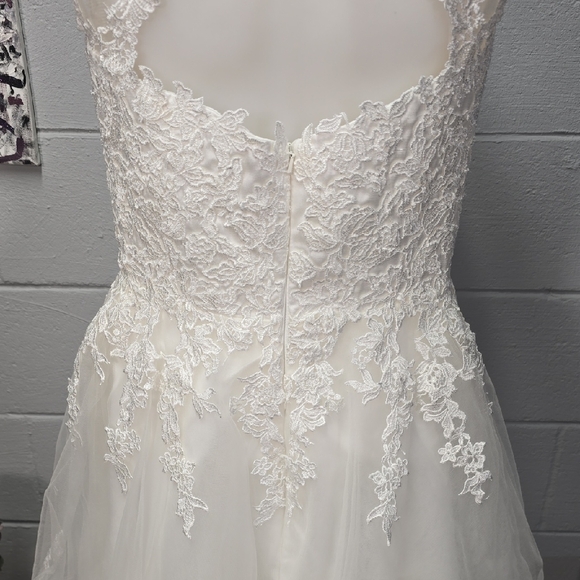 Elegant White Lace Wedding Dress - Picture 14 of 16